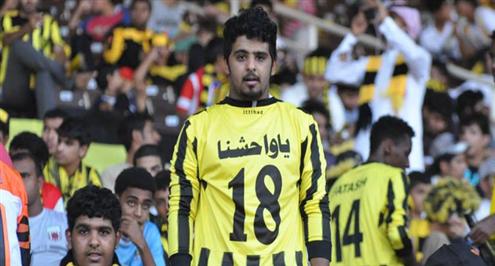 صورة.. مشجع اتحادي يستعطف والدة اللاعب محمد نور لتعيده إلى الاتحاد